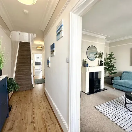 The Capstone Retreat - Beautiful Detached Family Home By Coastline Retreats, Arcade Machine, Parking, Bbq-3