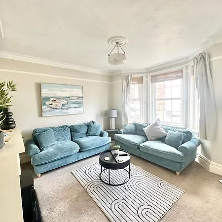 The Capstone Retreat - Beautiful Detached Family Home By Coastline Retreats, Arcade Machine, Parking, Bbq-2
